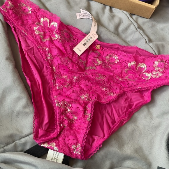 Hot pink Victoria Secrets Bra with Underwire and matching bikini underwear - Picture 3 of 3